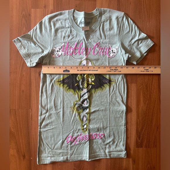 🆕 NWT Motley Crüe Dr. Feelgood T-shirt size small Hot Topic 🎸 - Picture 5 of 7
